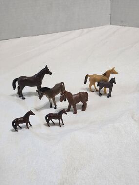 Small Plastic Horses Lot of 7 Unbranded and K'nex